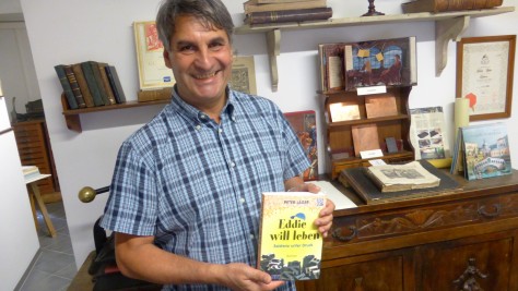 Der venezianische Buchdrucker Gianni Basso mit dem Buch von Peter Jäger