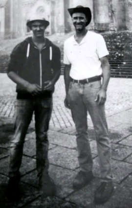 Klaus und Niklas, fotografiert mit einer alten Plattenkamera vor der Wallfahrtskirche in Viana do Castello